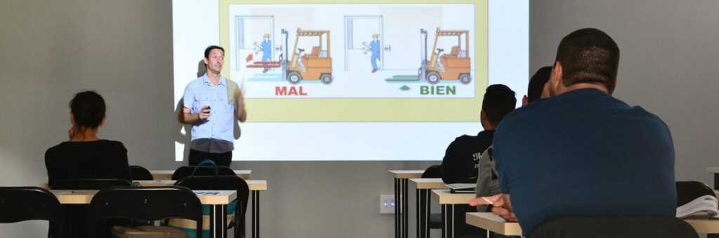 profesor dando clase