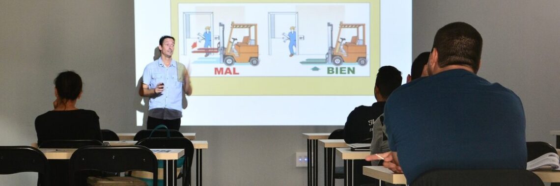 profesor dando clase