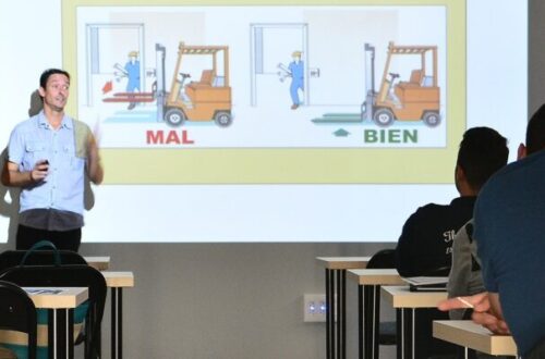 profesor dando clase